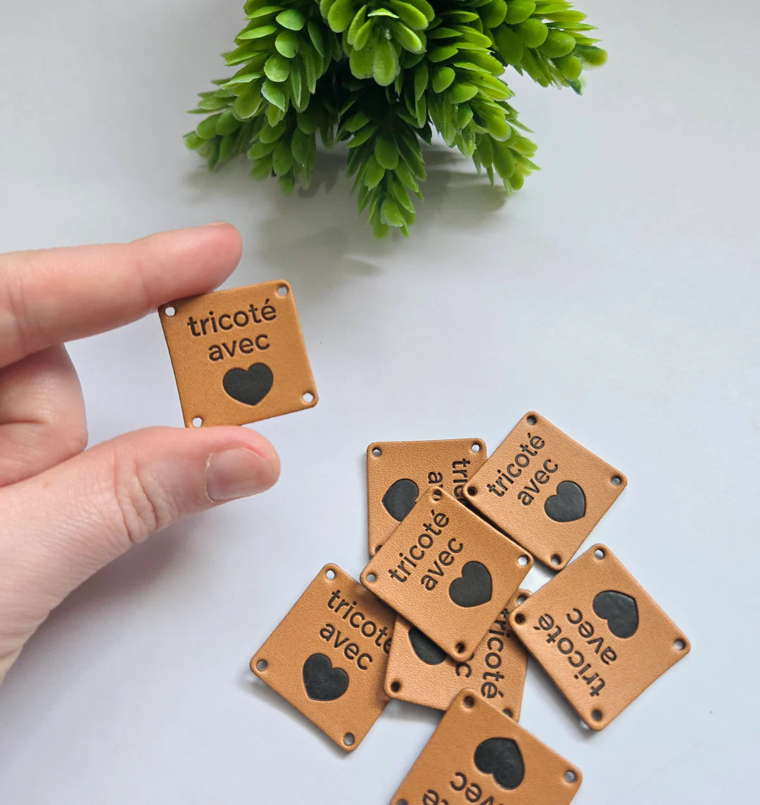 Étiquettes carrées "tricoté avec 🖤" - Arte Brunelle