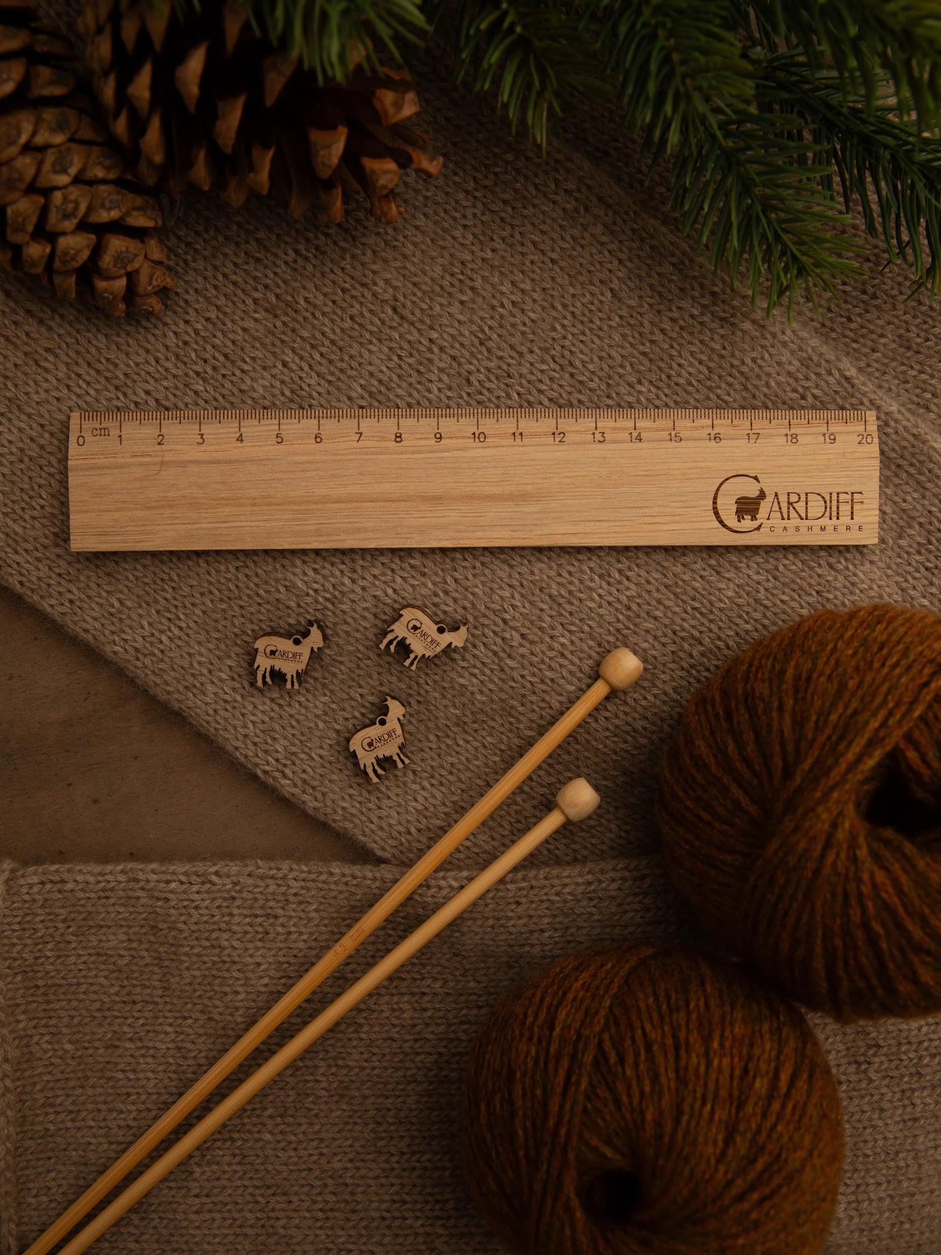 RÈGLE EN CHÊNE par Cardiff Cashmere