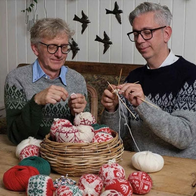 65 New Christmas Balls to Knit – Arne &amp; Carlos Livre anglais