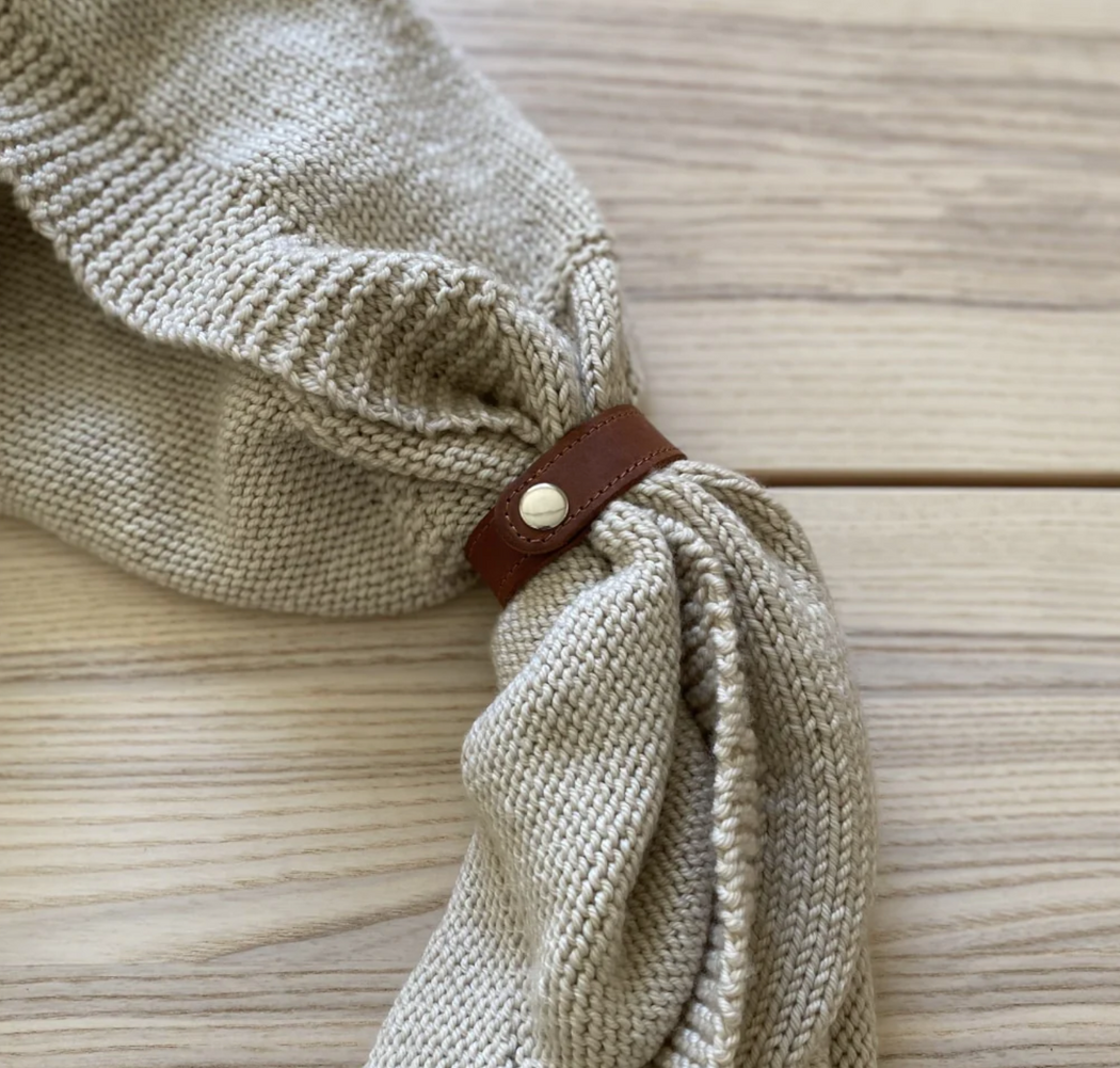 Leather Snap Shawl Cuff - Manchette châle à pression en cuir Thread & Maple