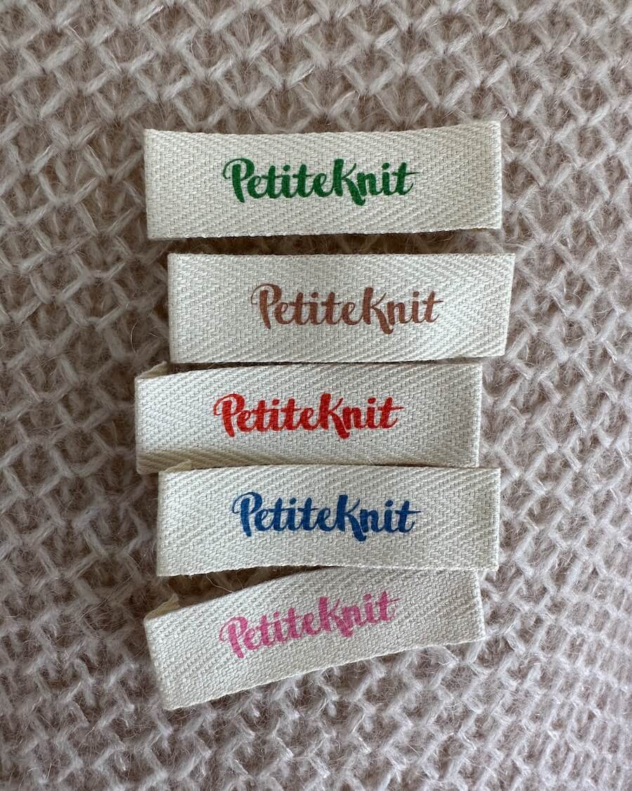&quot;PETITEKNIT&quot; LABEL 5 étiquettes - COLOR MIX (Couleurs)