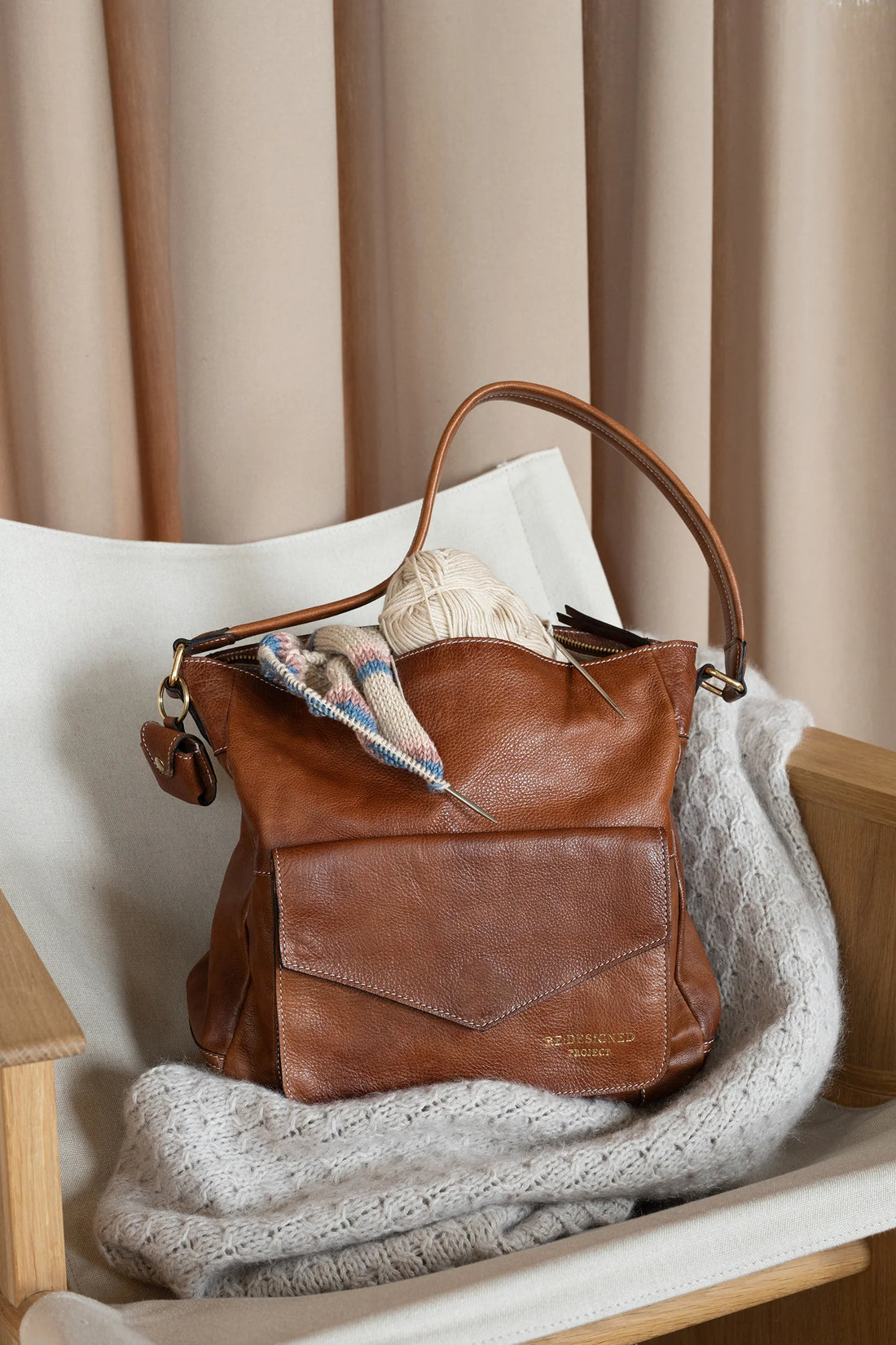 PROJECT 1 est un sac en cuir spacieux pour votre projet de tricot, vos écheveaux de laine et vos accessoires de tricot.

• Comprend une poche avant avec un rabat et un bouton magnétique
• Élégant logo doré
• Poche intérieure zippée et 2 poches ouvertes
• Se ferme avec une fermeture éclair en métal
• Livré avec une bandoulière courte et une longue bandoulière réglable
• Doté d&