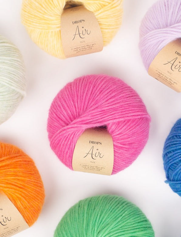 Drops Air une nouvelle &quot;laine soufflée&quot; (blow yarn) composée de doux bébé alpaga et de laine mérinos confortable et chaude. Sa fabrication est unique, basée sur la toute dernière technologie : au lieu d&