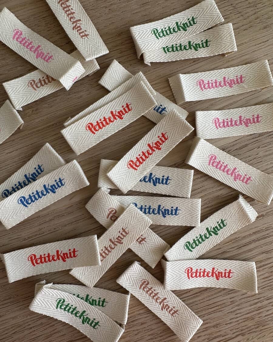 &quot;PETITEKNIT&quot; LABEL 5 étiquettes - COLOR MIX (Couleurs)