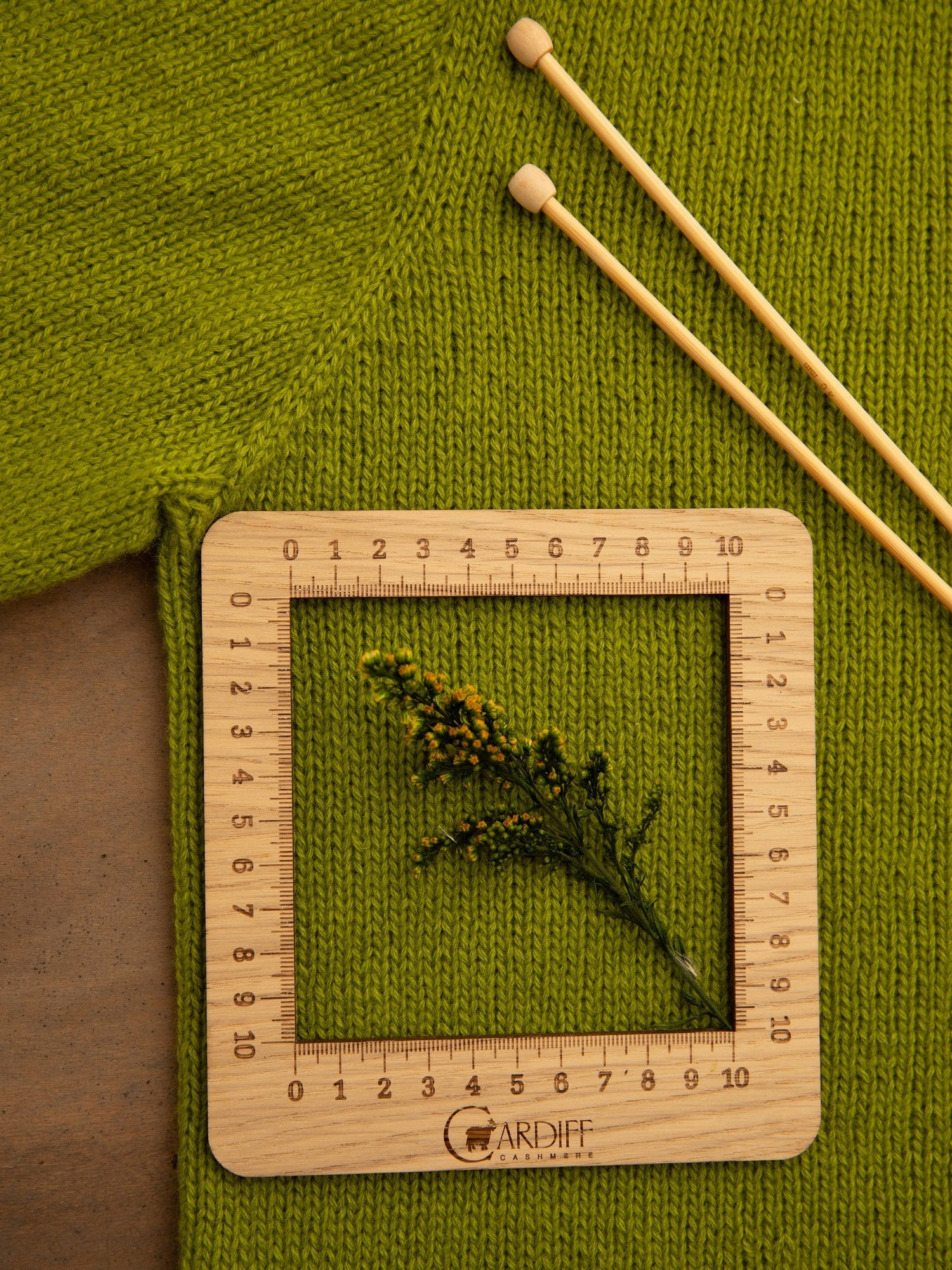 JAUGE CARRÉE EN BOIS par Cardiff Cashmere
