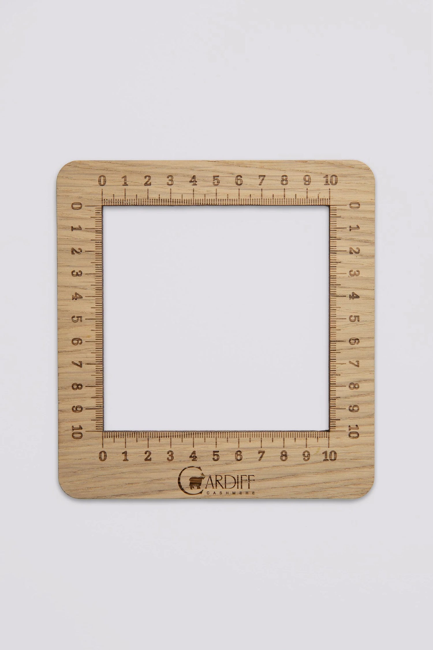 JAUGE CARRÉE EN BOIS par Cardiff Cashmere