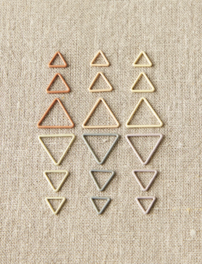 Marqueurs de points triangulaires tons de terre / Triangle Stitch Mark— La  Maillerie