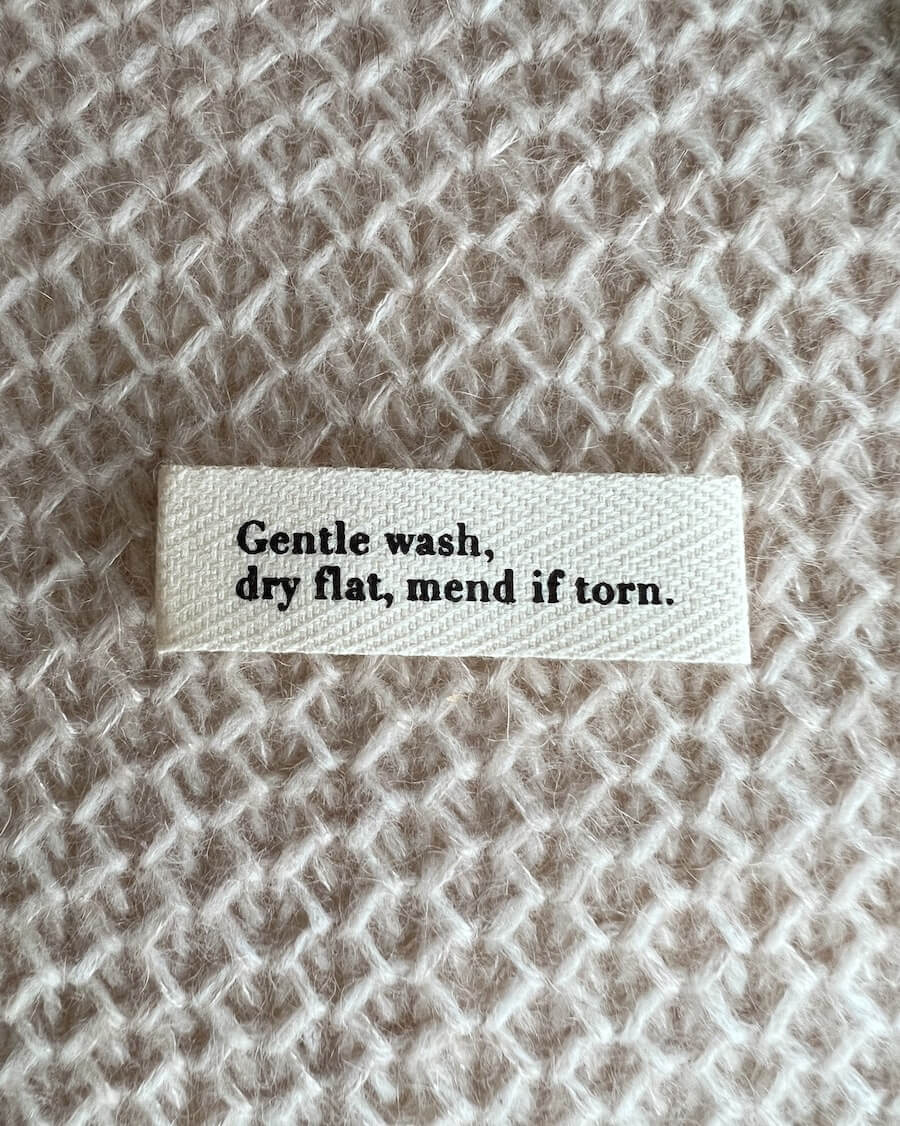 Étiquette "Gentle wash, dry flat, mend if torn." - PetiteKnit