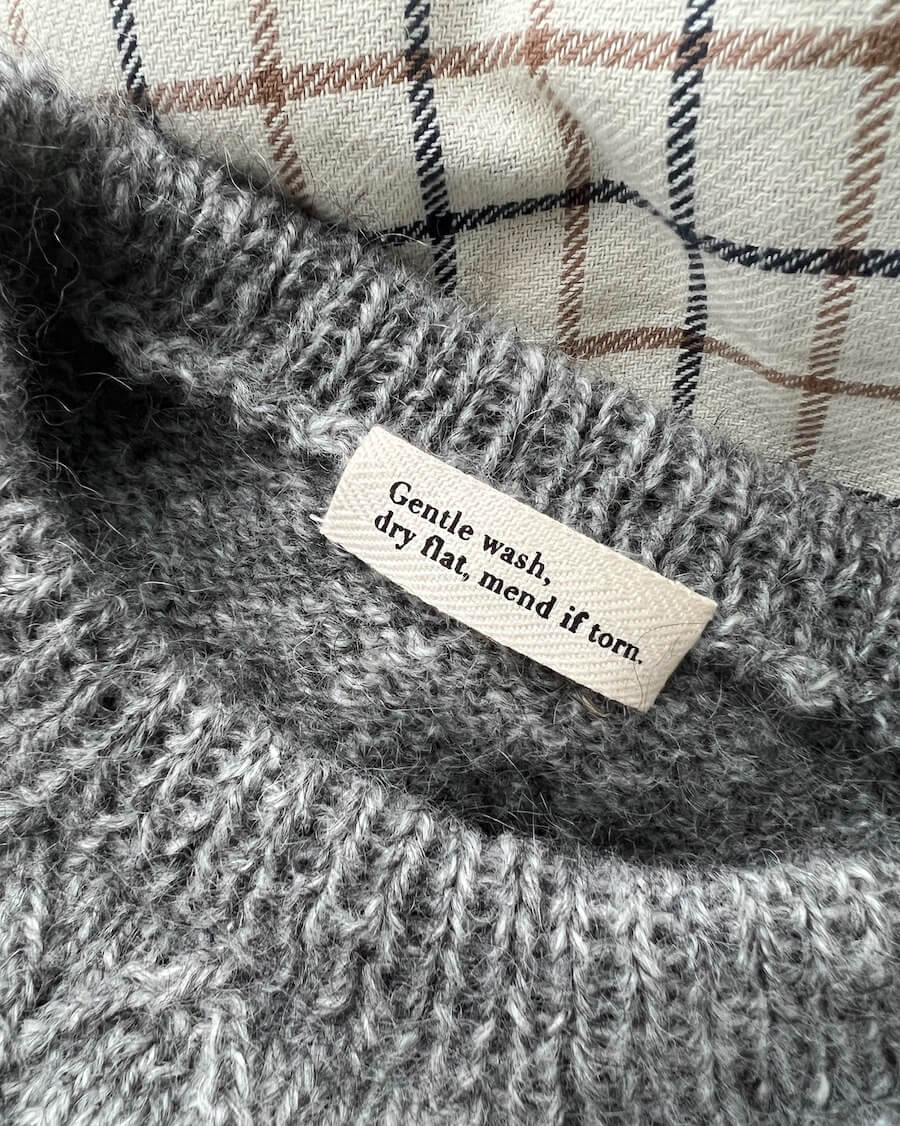 Étiquette &quot;Gentle wash, dry flat, mend if torn.&quot; - PetiteKnit